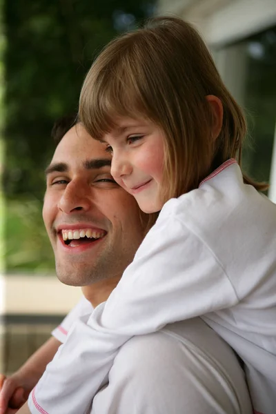 Retrato Una Niña Sonriente Que Aferra Cuello Hombre — Foto de Stock