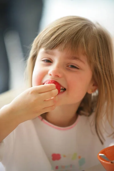 Portrait Girl Eating Strawberry — Stock Photo, Image