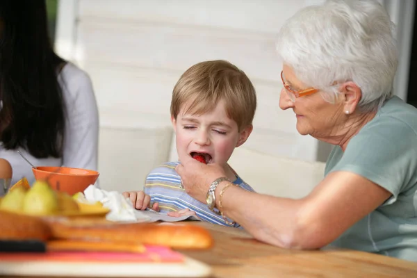 Porträtt Äldre Kvinna Som Ger Jordgubbe Att Äta Liten Pojke — Stockfoto