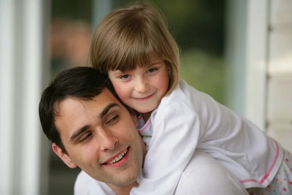 Retrato Hombre Sonriente Con Una Niña Espalda — Foto de Stock