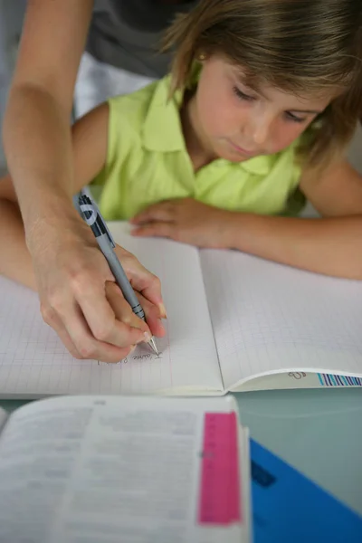 Vrouw Helpen Klein Meisje Een Boek Schrijven Het Schrijven — Stockfoto