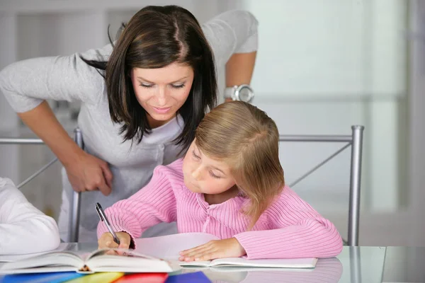 Portrait Une Femme Aidant Une Fille Faire Ses Devoirs — Photo