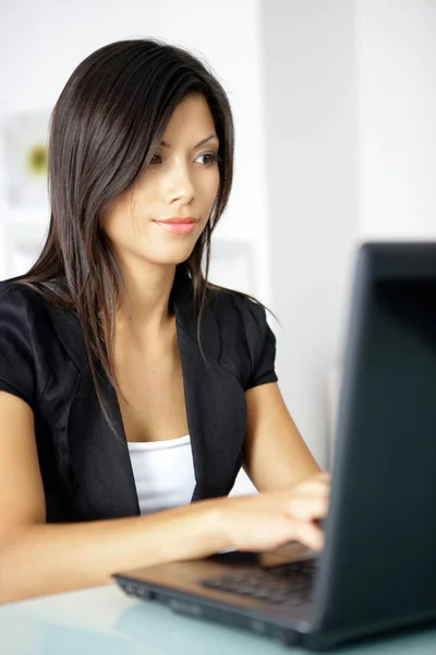 一个女人坐在笔记本电脑前的肖像 — 图库照片