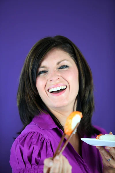 Portrait Une Femme Mangeant Des Sushis Avec Des Baguettes Sur — Photo