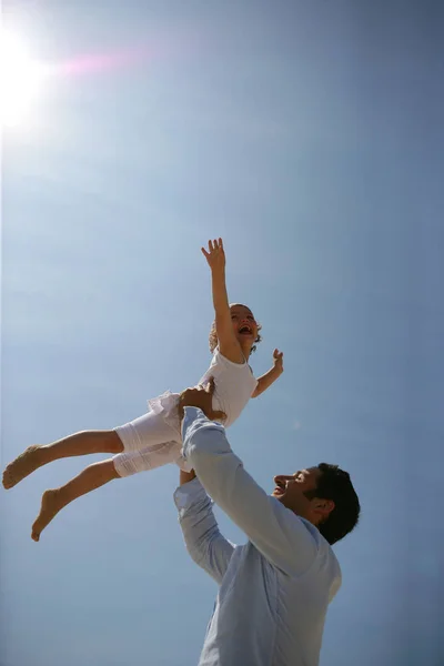 Uomo Che Solleva Una Figlia Tra Sue Braccia — Foto Stock