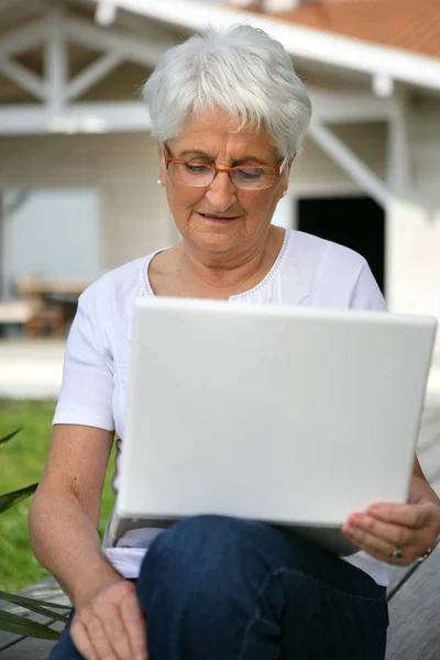 Mulher Idosa Sentada Laptop — Fotografia de Stock