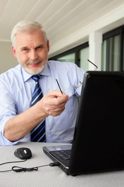 Homme Âgé Assis Bureau Devant Ordinateur Portable — Photo