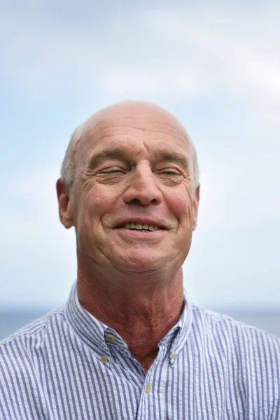 Porträt Eines Lächelnden Seniors Blauen Hemd Vor Himmelhintergrund — Stockfoto