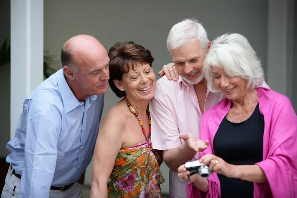 Skupina Seniorů Hledajících Fotografie Digitálním Fotoaparátu — Stock fotografie