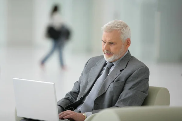 Retrato Homem Traje Sentado Uma Cadeira Frente Laptop — Fotografia de Stock