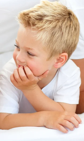 Porträt Eines Niedlichen Blonden Jungen Der Hause Auf Einem Bett — Stockfoto