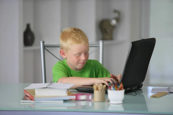 Πορτρέτο Ενός Μικρού Αγοριού Που Κάθεται Ένα Γραφείο Μπροστά Από — Φωτογραφία Αρχείου