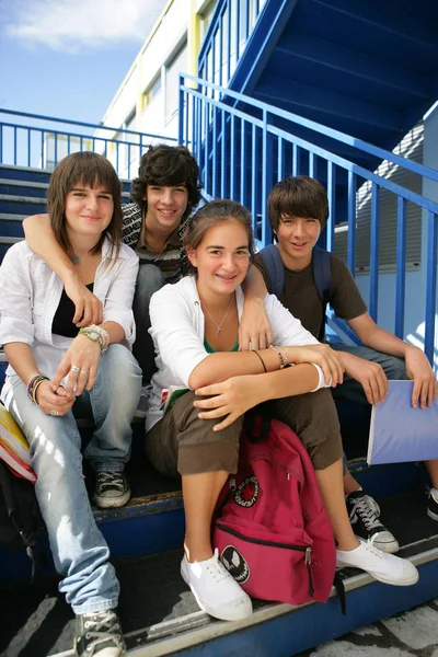 Jóvenes Niñas Sentaron Sonriendo Los Pasos Con Documentos —  Fotos de Stock