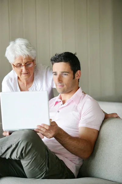 Ritratto Uomo Una Donna Senior Computer Portatile — Foto Stock