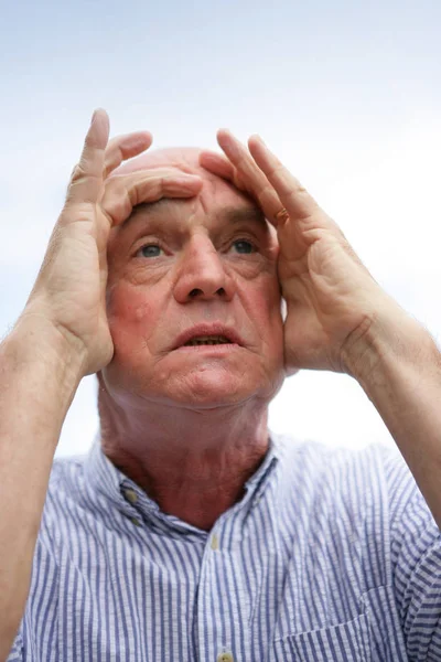 Portrait Homme Âgé Avec Les Mains Sur Visage — Photo