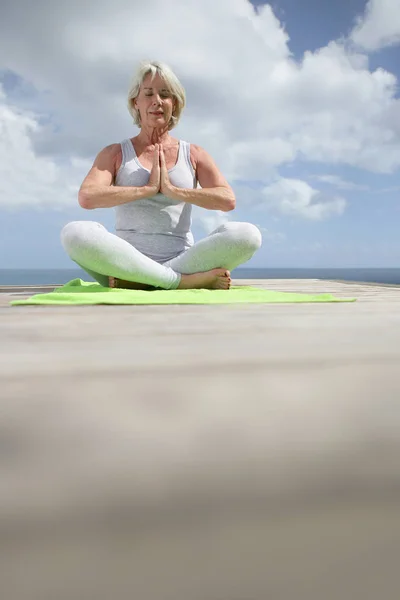 Yaşlı Bir Kadın Dubada Yoga Yapıyor — Stok fotoğraf