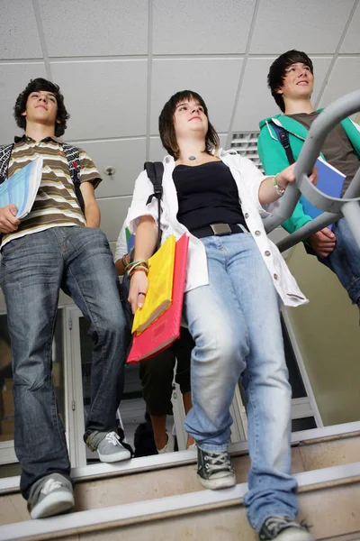 Jeunes Garçons Filles Descendus Les Escaliers Avec Des Documents — Photo