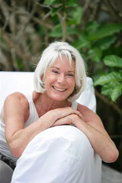 Retrato Una Mujer Mayor Sonriente Sentada Una Silla — Foto de Stock