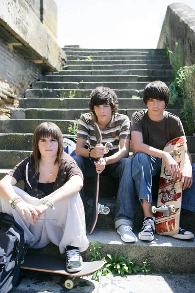 Retrato Meninos Jovens Uma Menina Sentada Degraus Pedra Com Skate — Fotografia de Stock