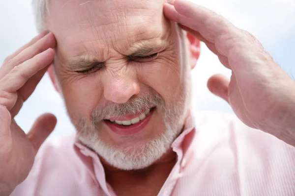 Porträt Eines Älteren Mannes Mit Kopfschmerzen — Stockfoto