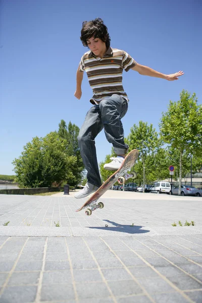 Jongen Maakt Skateboarden — Stockfoto
