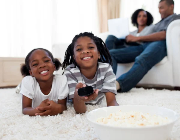 Små Syskon Tittar Och Äter Popcorn Vardagsrummet — Stockfoto