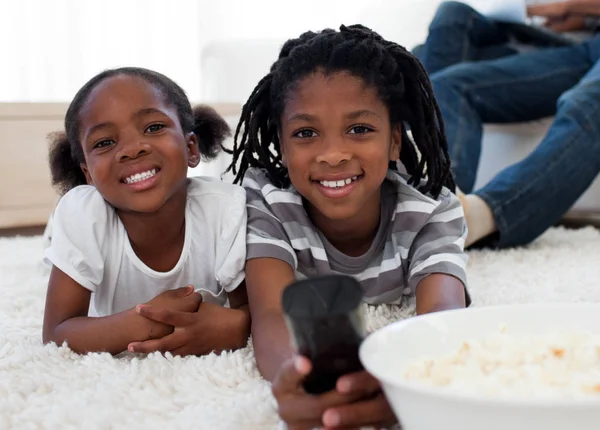 Afro Amerikanska Barn Tittar Och Äter Popcorn Vardagsrummet — Stockfoto