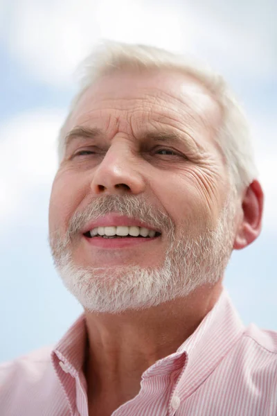 Porträt Eines Lächelnden Älteren Mannes — Stockfoto