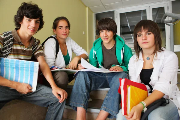 Portrait Jeunes Garçons Filles Assis Sur Les Marches Avec Des — Photo