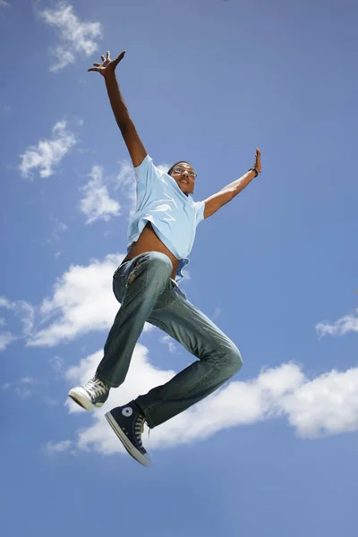 Молодой Человек Прыгает Небо — стоковое фото