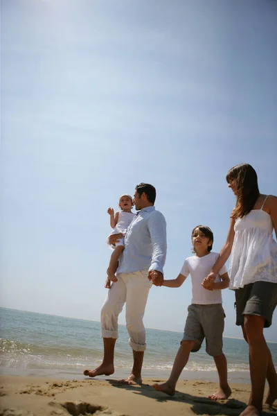 Mann Und Frau Spazieren Mit Kindern Meer — Stockfoto