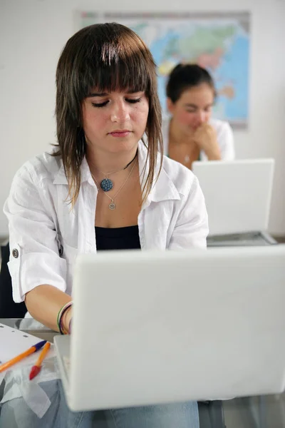 Egy Fiatal Lány Portréja Aki Egy Laptopnál Osztályteremben — Stock Fotó