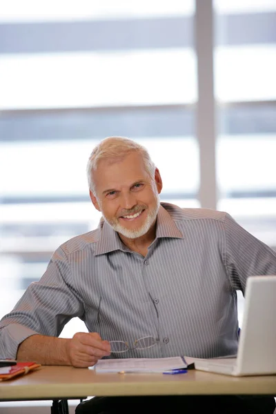 Retrato Hombre Sonriente Sentado Una Oficina —  Fotos de Stock