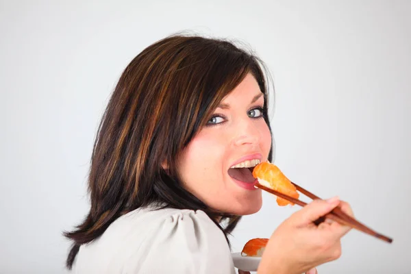 Retrato Uma Mulher Comendo Sushi Com Pauzinhos Fundo Branco — Fotografia de Stock