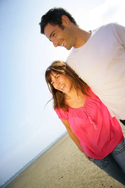 Retrato Homem Uma Mulher Sorrindo Passeando Praia — Fotografia de Stock