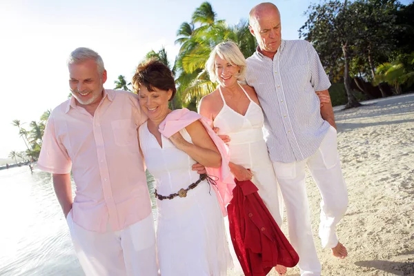 Parejas Mayores Paseando Por Playa — Foto de Stock