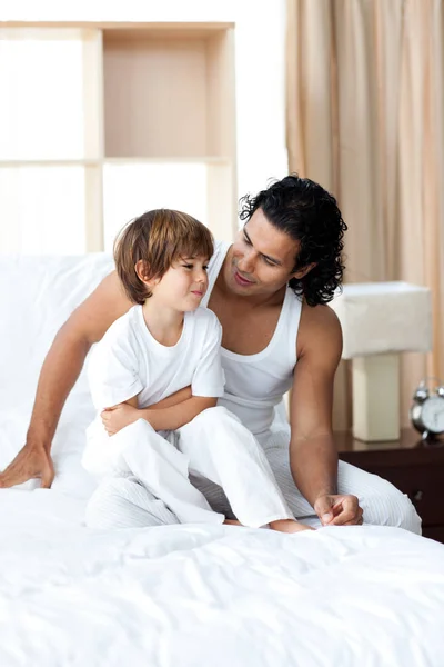 Adorabile Ragazzino Parlando Con Suo Padre Seduto Letto — Foto Stock