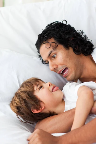 Fröhlicher Vater Amüsiert Sich Mit Sohn Bett Liegend — Stockfoto