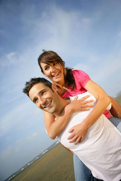 Ritratto Uomo Con Una Donna Sorridente Sulla Schiena Mare — Foto Stock