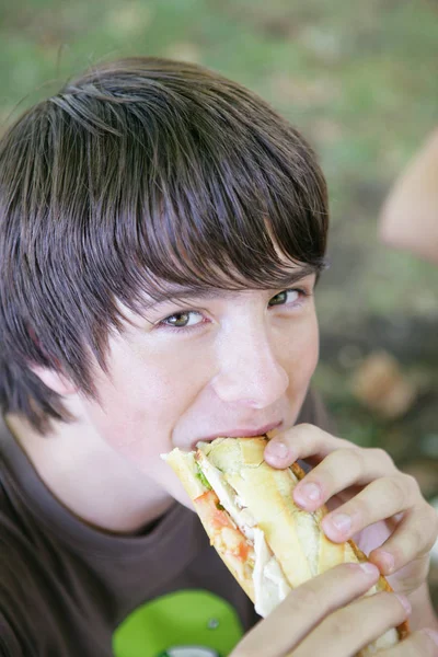 Portrait Jeune Garçon Qui Mange Sandwich — Photo