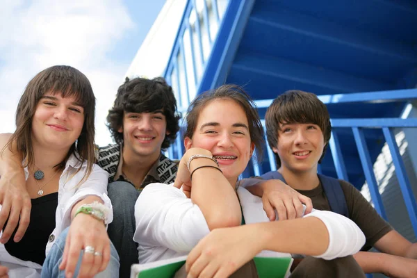 Portret Van Jonge Jongens Meisjes Zat Glimlachend Trap — Stockfoto