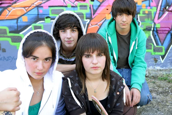 Retrato Niños Niñas Sentados Ante Muro Grafito —  Fotos de Stock