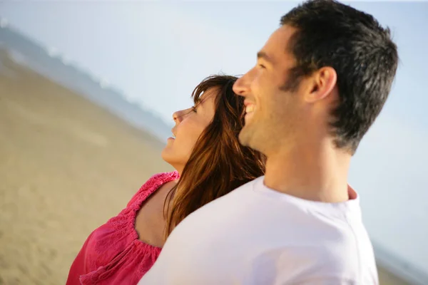 Portrait Smiling Woman Walking Beach Man — Stock Photo, Image