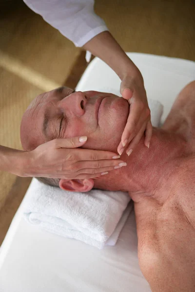 Vecchio Uomo Essere Massaggiato Faccia — Foto Stock