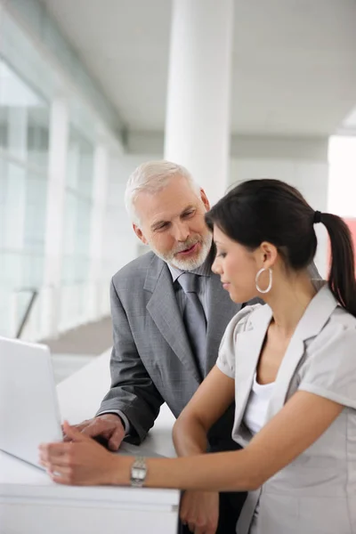 Portrait Smiling Man Dressed Woman Looking Laptop — Stock Photo, Image