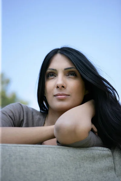 Portret Van Een Mooie Vrouw Zittend Een Bank Stockfoto