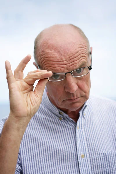 Homme Sénior Sceptique Avec Lunettes — Photo