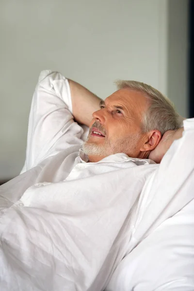 Älterer Mann Räkelt Sich Auf Einem Sofa — Stockfoto
