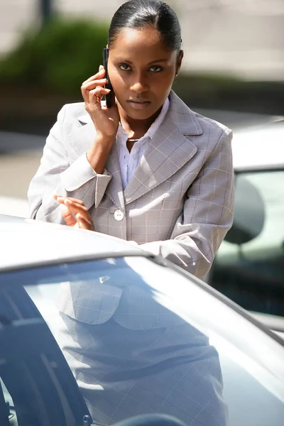 Retrato Una Mujer Traje Negocios Mezclada Con Teléfono Móvil Aparcamiento — Foto de Stock