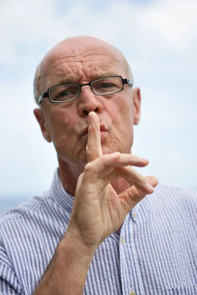 Starszy Mężczyzna Okularach Prosi Ciszę — Zdjęcie stockowe